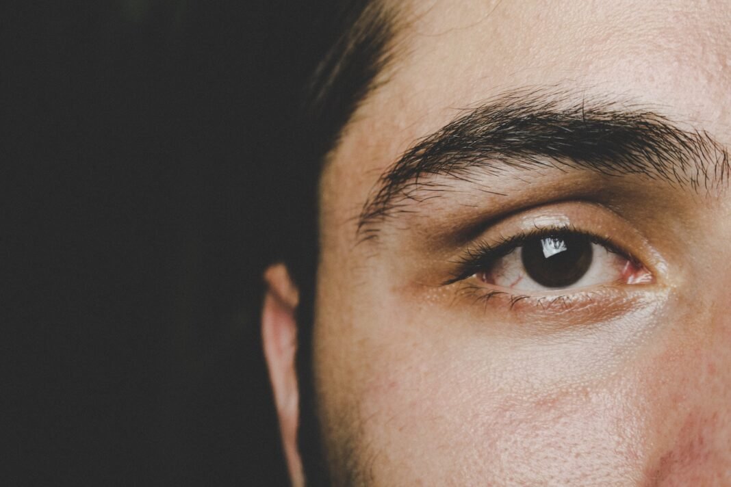 The Benefits of Using an Eye Cream in a Men's Grooming Routine