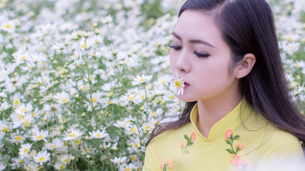 Fragrance for Different Moods: How to Choose the Right Scent for Your Emotional Needs