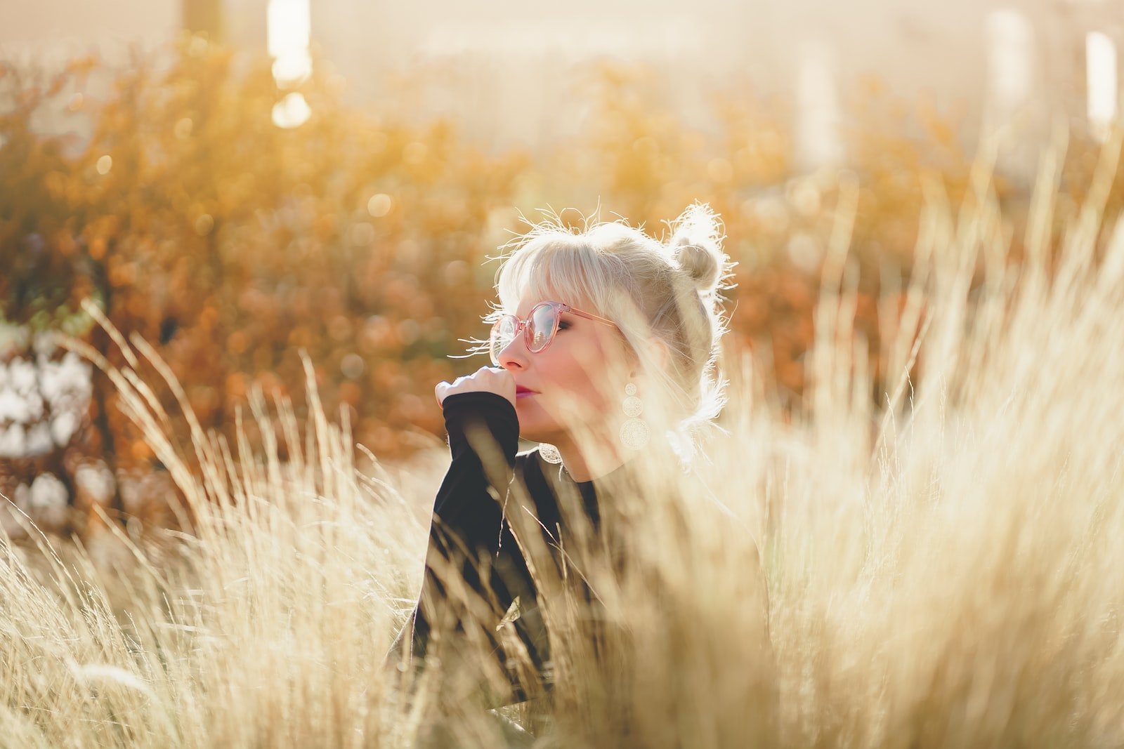 woman wearing black long-sleeved shirt